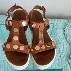 INUOVO Women's brown leather t-strap platform sandals with gold rivet detail